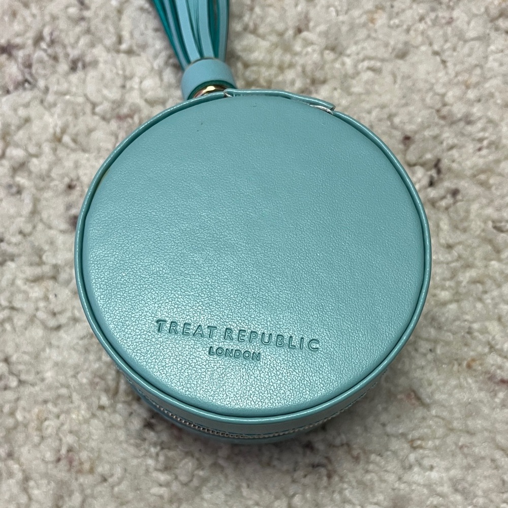 Teal Round Jewelry Case with Tassel - Picture 2 of 3